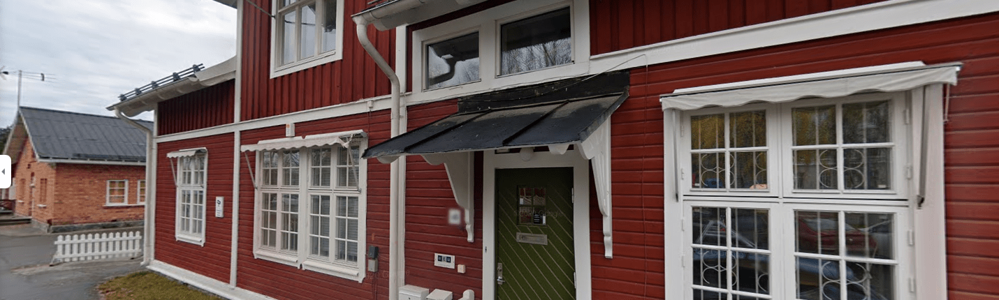 Piteåkontoret - rött hus med vita knutar och grön inbjudande dörr.