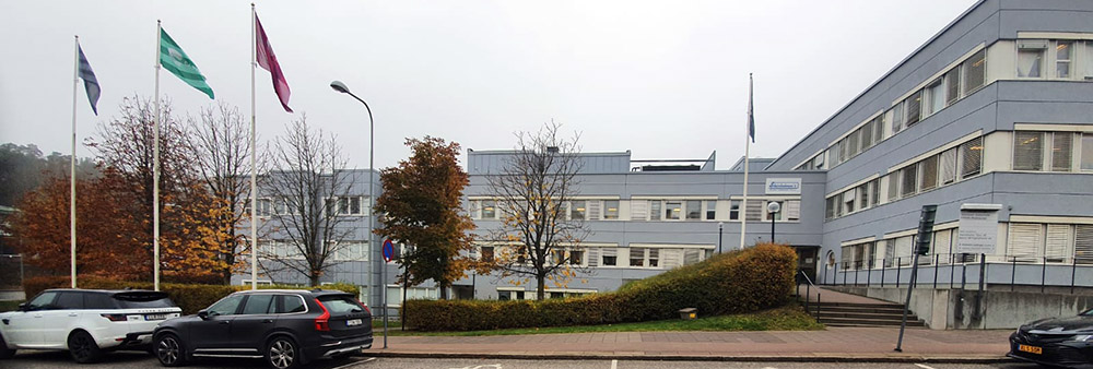Kontoret i Skärholmen. Stort ljusblått hus, med ingång i hörnet.