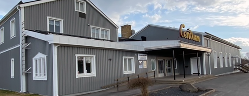 Kontorsbyggnadena i Vaggeryd, grått hus med vita knutar. Foto.